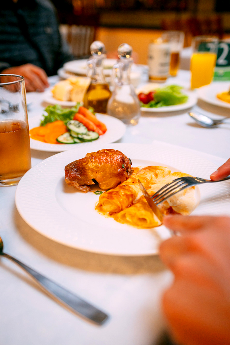 Prato principal com frango e crepes